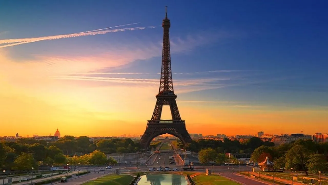 Datos Curiosos: ¿Por qué la Torre Eiffel crece 15 cm en verano?