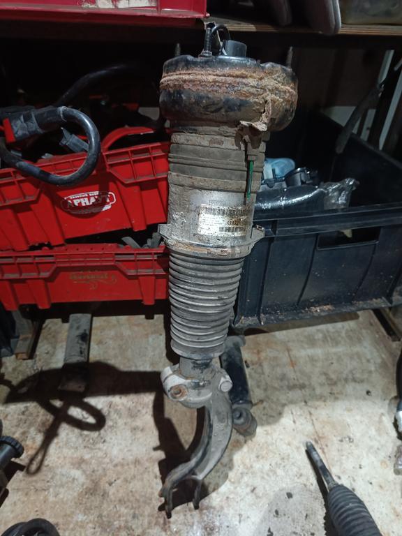 Пневмостойка передняя левая