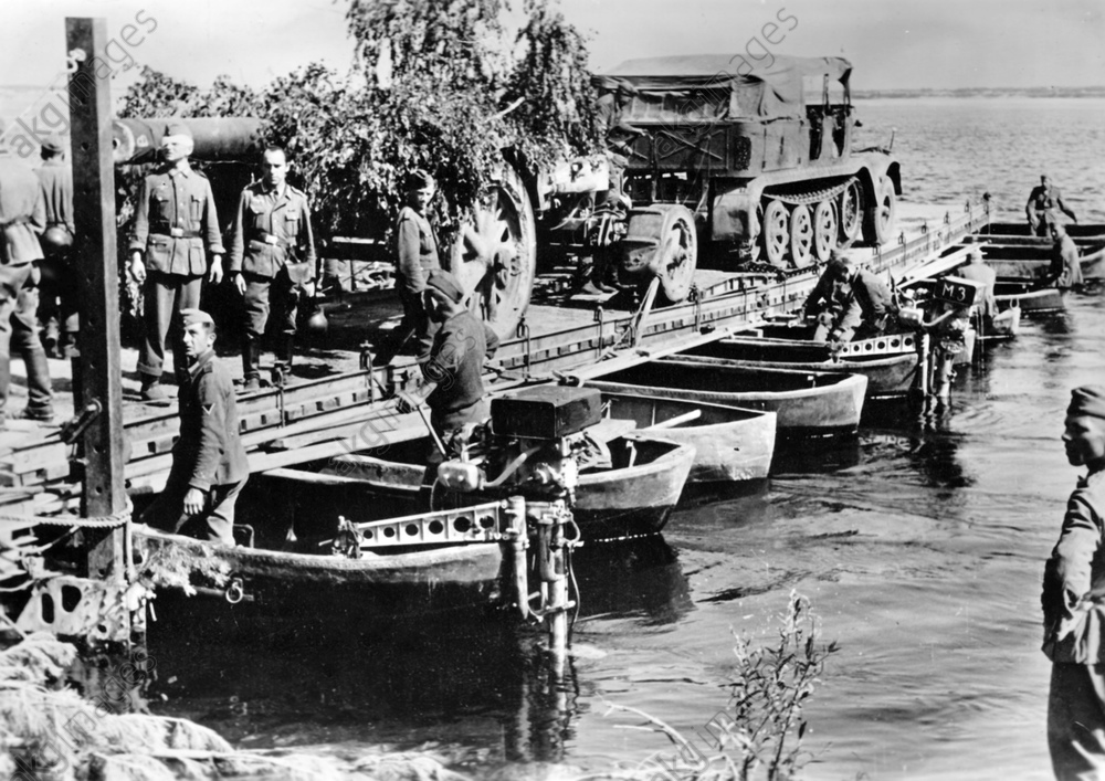 Deutschen Wehrmacht an der Ostfront beim Transport von Nachschub über den Fluß Dnepr, aufgenommen 19