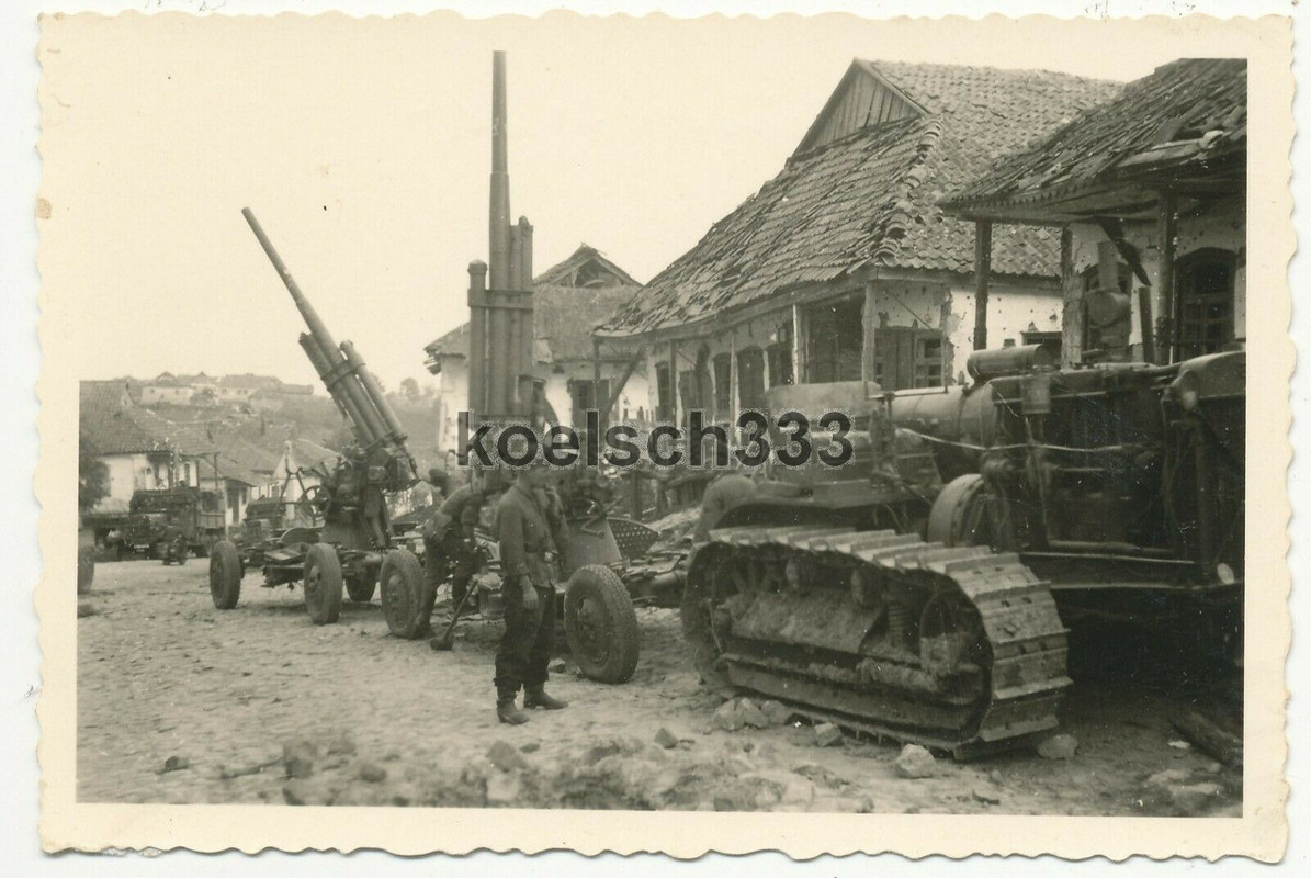 Foto russischer Flak Geschütze und Artillerie Traktor an der Ostfront 1941 Beute