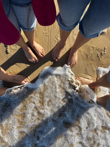 Australia-Trudeau-Feet-in-the-Sand