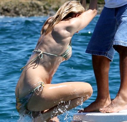 http://all-hot-topics.today.com/files/2009/09/sienna_miller5.jpg