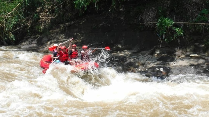 Rafting di Sungai Cianten, tempat wisata alam di Bogor.