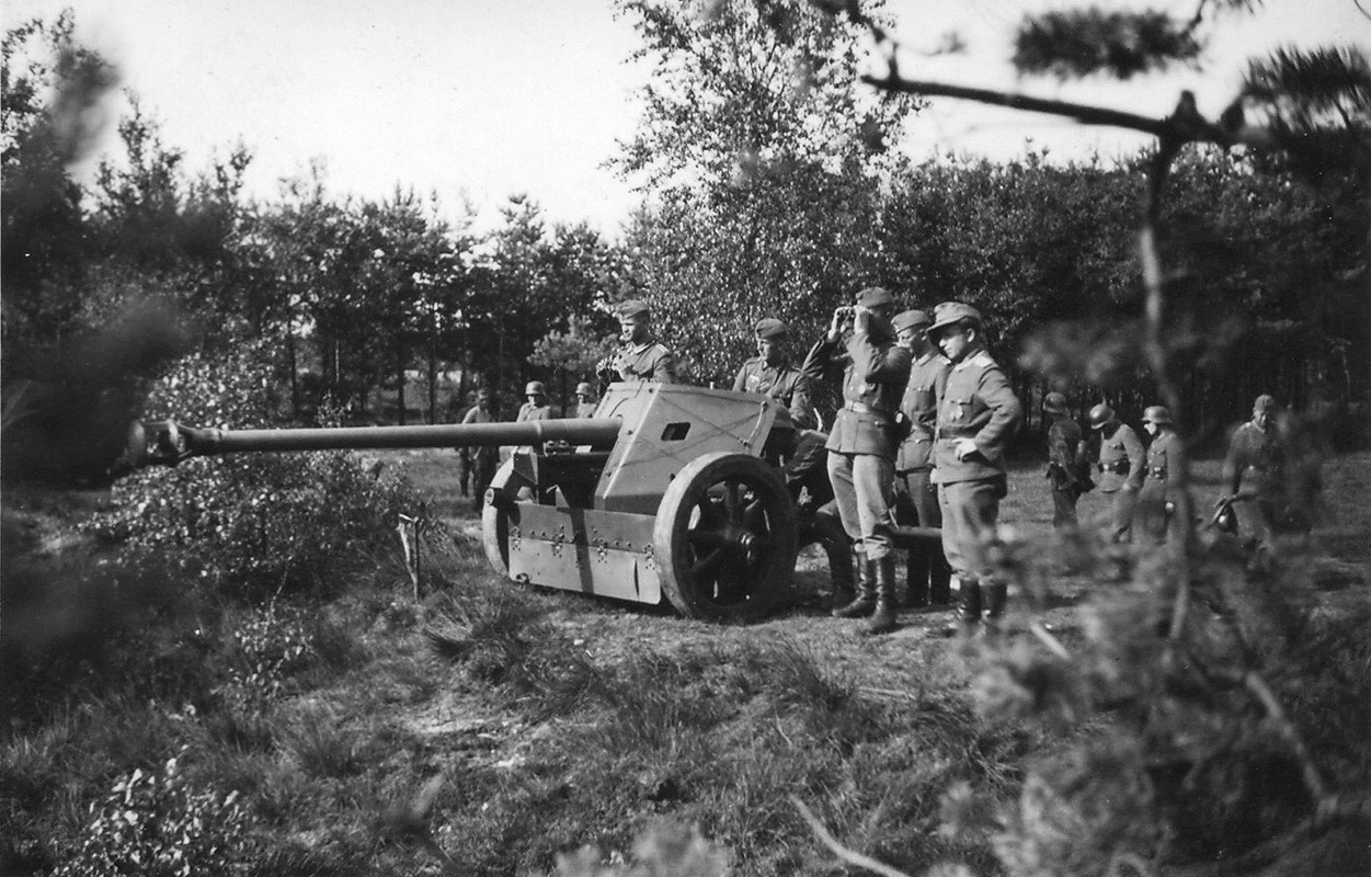 Немецкая 75-мм противотанковая пушка PaK 40 на холме в Италии