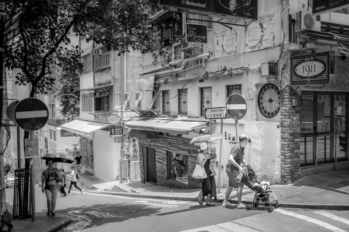 blacknwhite-people-walking.jpg