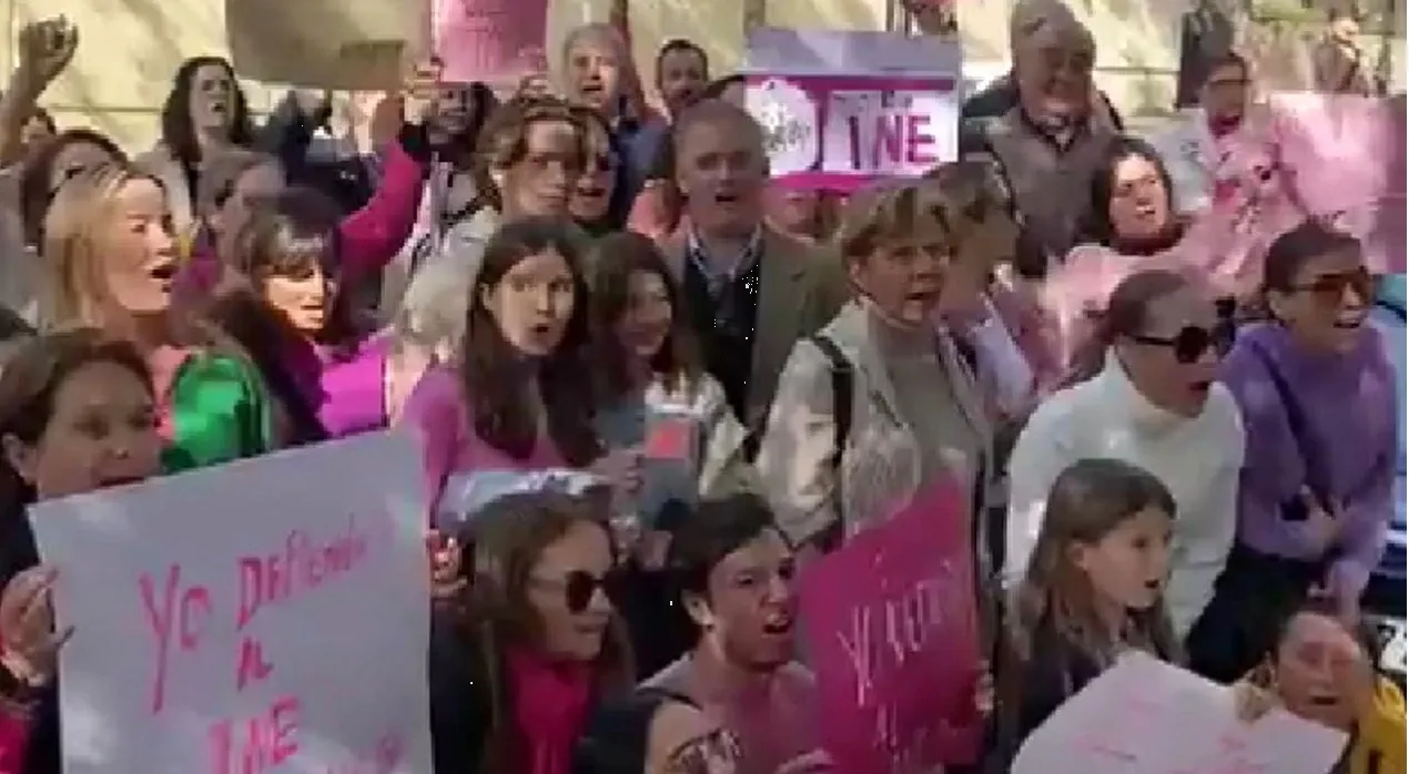 Marcha por el INE, más de 50 mexicanos protestan en Madrid