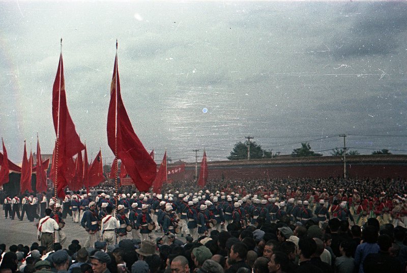 Провозглашение Китайской Народной Республики 1 октября 1949 г. Провозглашение Китайской Народной Республики 1 октября 1949 г. снимке, Владиславович, Владислав, Микоша, серой, куртке, СНИМКОВ, МНОГОМНОГО, КАТОМ, фотокинооператор, советский, случаю, октября, Тяньаньмэ́нь, площади, провозглашение, Китайской, автор, республики, Народной
