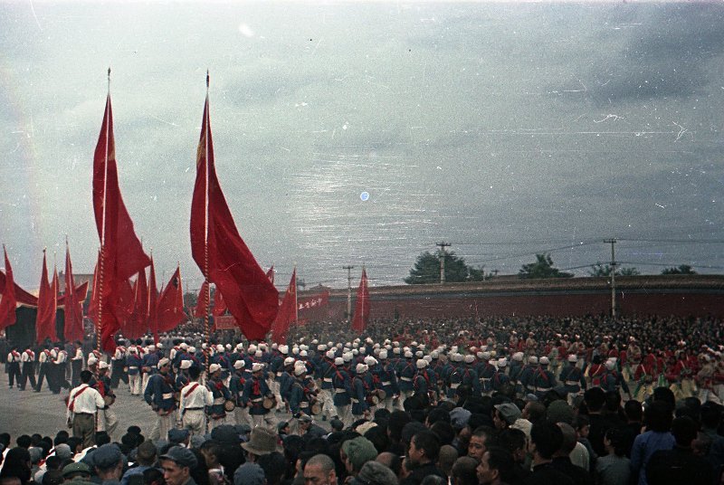 Провозглашение Китайской Народной Республики 1 октября 1949 г. снимке, Владиславович, Владислав, Микоша, серой, куртке, СНИМКОВ, МНОГОМНОГО, КАТОМ, фотокинооператор, советский, случаю, октября, Тяньаньмэ́нь, площади, провозглашение, Китайской, автор, республики, Народной