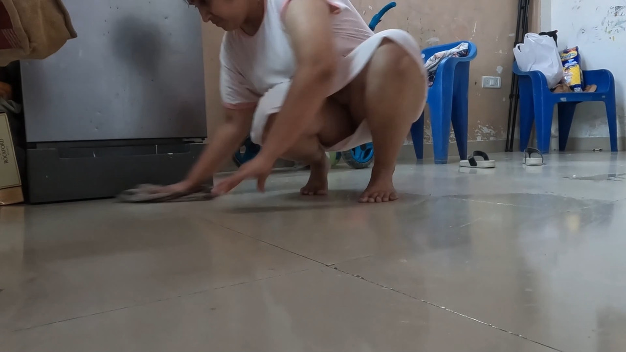 Fleshy Punjabi lady sexy thighs and panty show in dailywear.mp4_snapshot_00.06.800