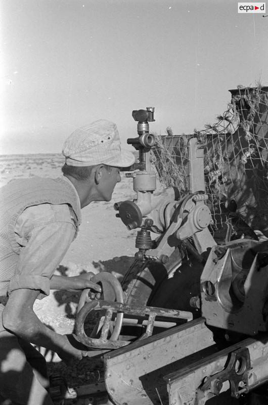 Une pièce Pak 36 (r) de 76,2 mm d'origine soviétique en action.2