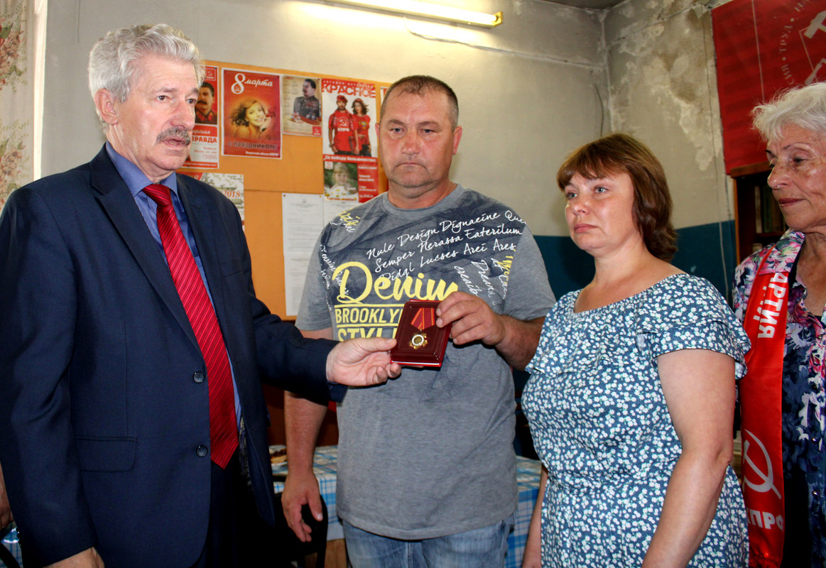 зап двин сергей владимирович и ольга васильевна вершина.JPG вручает 1 секр ок алексеенко.JPG 2