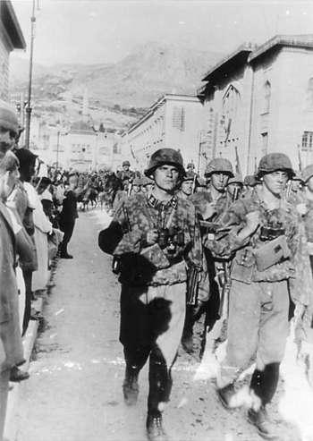 Infantería de la 7ª División SS de Montaña Prinz Eugen desfila triunfal en Mostar