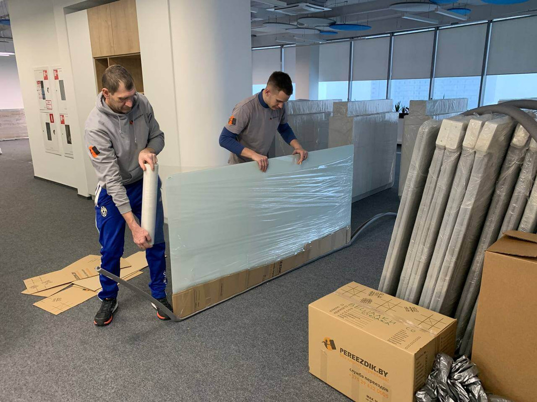 Грузчики занимаются переездом офиса