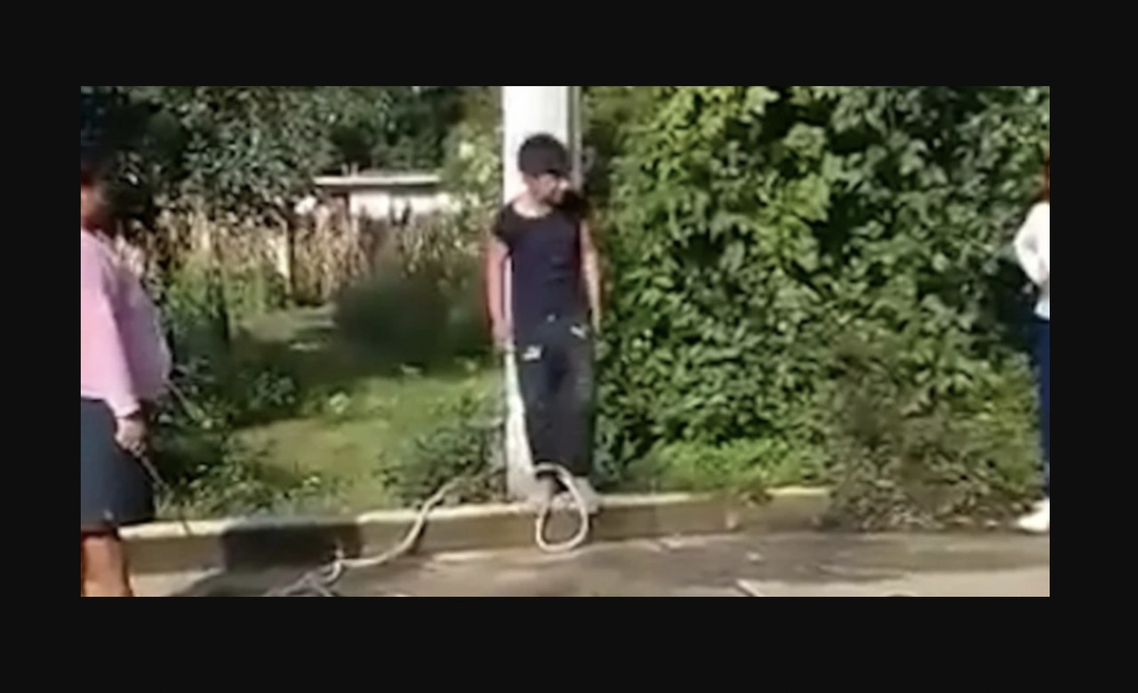 Mujeres dan latigazos a ladrones amarrados que ellas mismas atraparon (video)