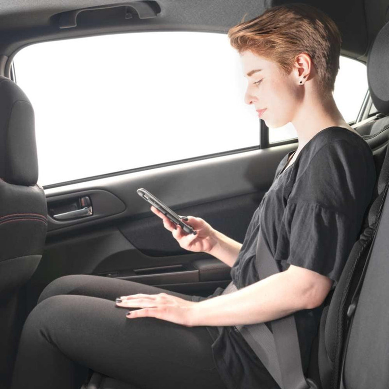Cojín de viaje Homedics adaptado a un asiento de vehículo.
