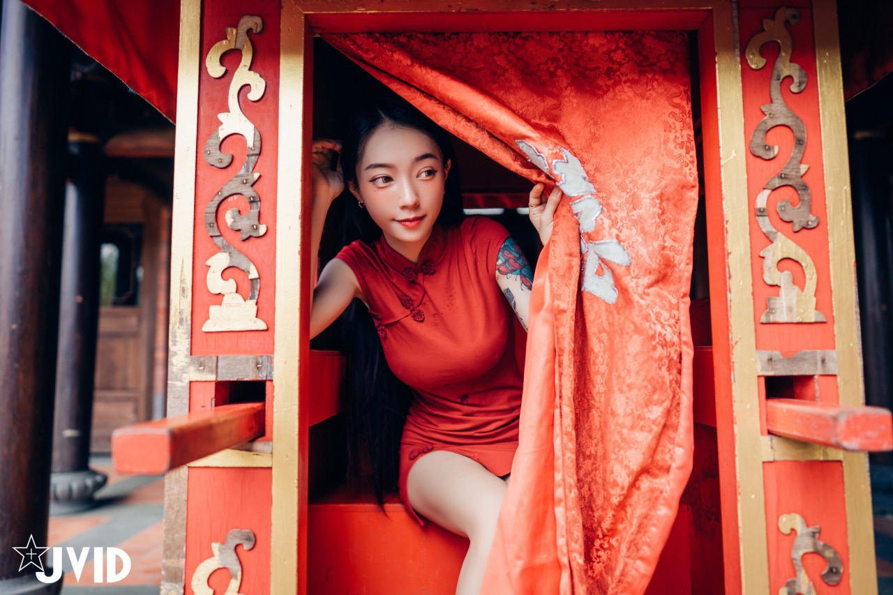 jvid 露出 色色旗袍写真，复古窗边的红衣纹身女孩插图1