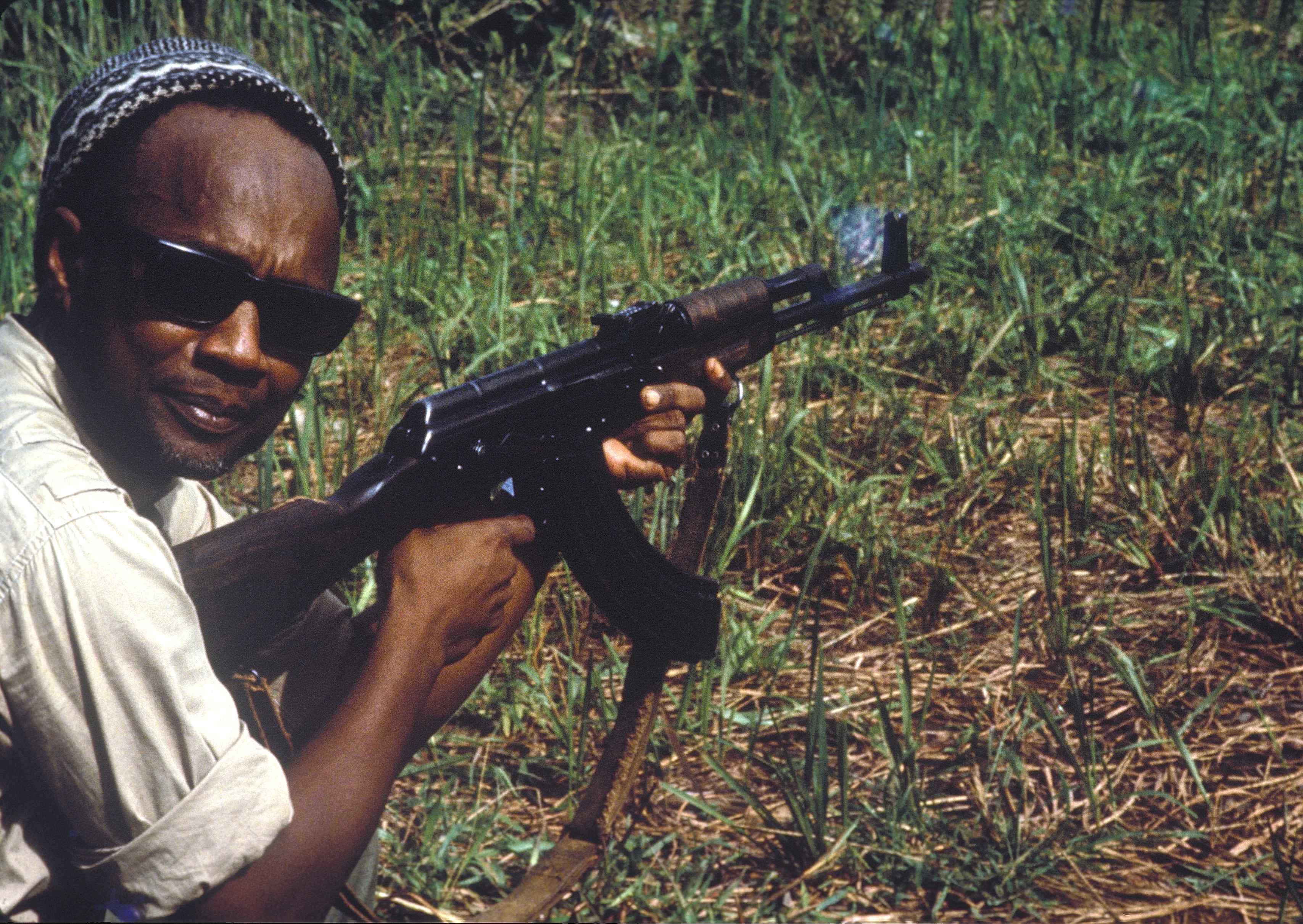 Am-lcar-Cabral-manuseando-uma-espingarda-autom-tica-Kalashnikov-Bok-foto-Bruna-Polimeni-agosto-19.jpg
