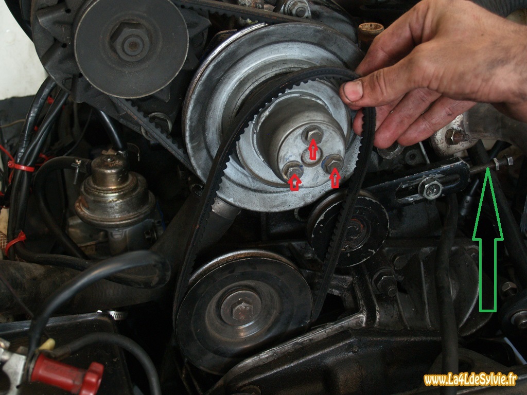 depose-courroie-pompe-a-eau-4l