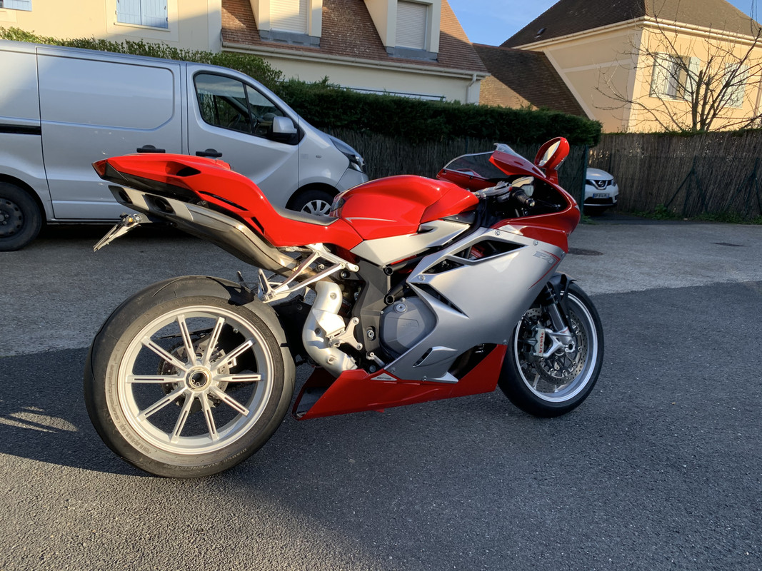 AE46F126-2F16-4975-9A3E-15837E99B891