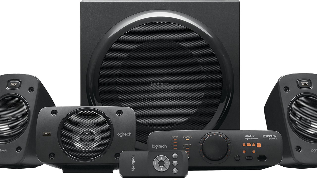 El logo de certificación THX junto al sistema de altavoces Logitech Z906.