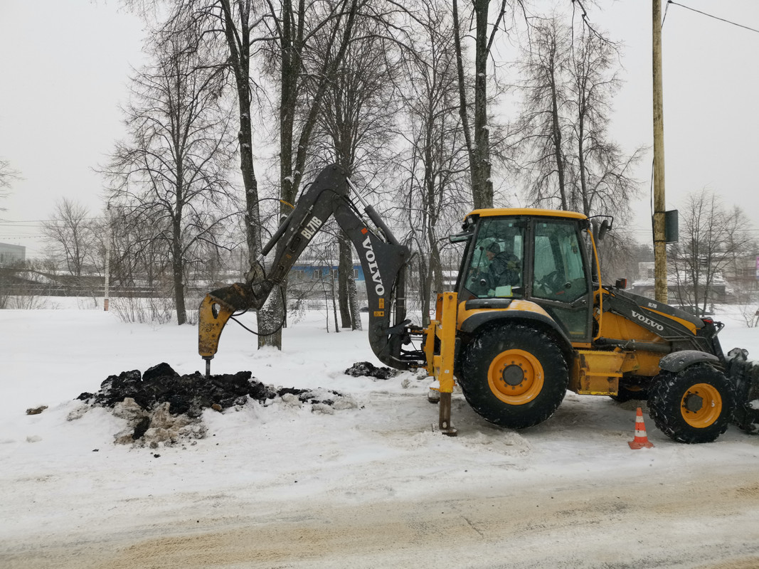 IMG_20230110_долбят застывший асфальт