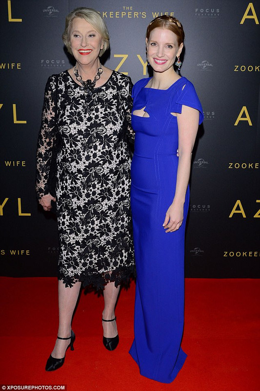 Jessica Chastain, derecha, que interpreta al personaje de Antonina, y Teresa Zabinska, la hija de Jan y Antonina Zabinski, posan en la proyección de gala de The Zookeepers Wife, en Varsovia, Polonia, 7 de marzo de 2017 Jessica Chastain, derecha, que interpreta al personaje de Antonina, y Teresa Zabinska, la hija de Jan y Antonina Zabinski, posan en la proyección de gala de The Zookeepers Wife, en Varsovia, Polonia, 7 de marzo de 2017