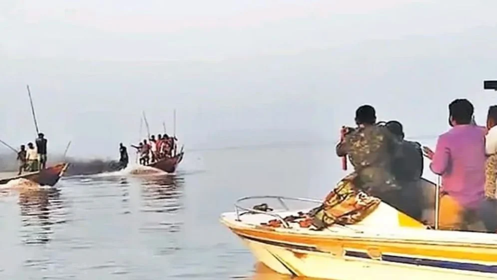 মা ইলিশ রক্ষা অভিযানে সংঘর্ষ, কোস্টগার্ডের ১১ রাউন্ড ফাঁকা গুলি