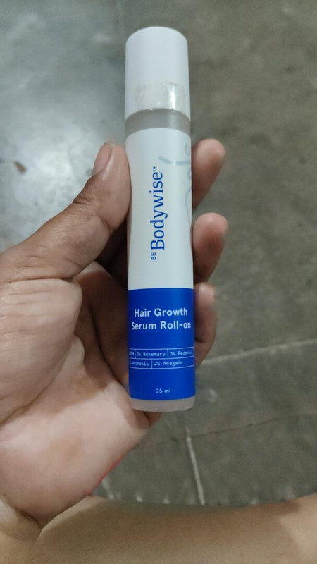 Cliente utilizando Crownix Hair Growth Serum Roll-On