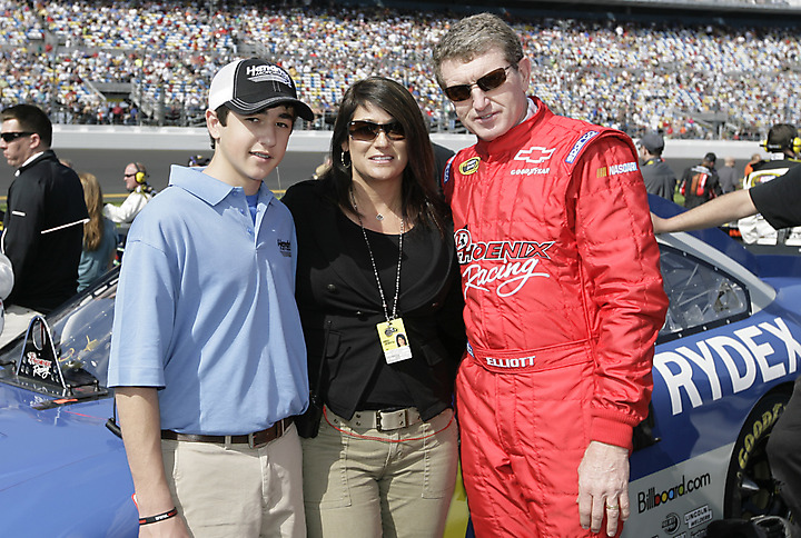 Photo de famille de la pilote automobile, marié à Cindy Elliott, célèbre pour NASCAR, Phoenix Racing, Turner Motorsports.
  