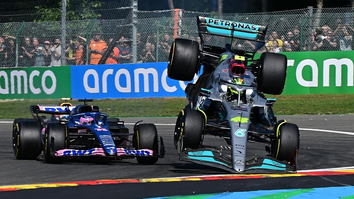 Lewis Hamilton y Fernando Alonso protagonizan choque en el GP de Bélgica