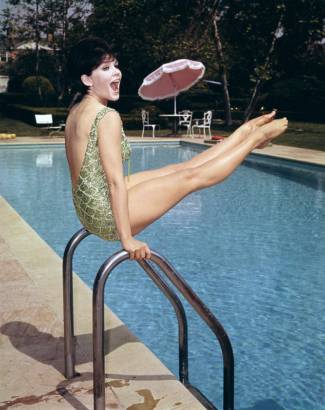 yvonne craig b09