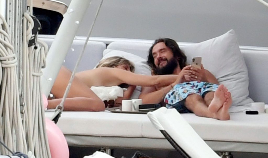 Upskirt-Stars-Com-18