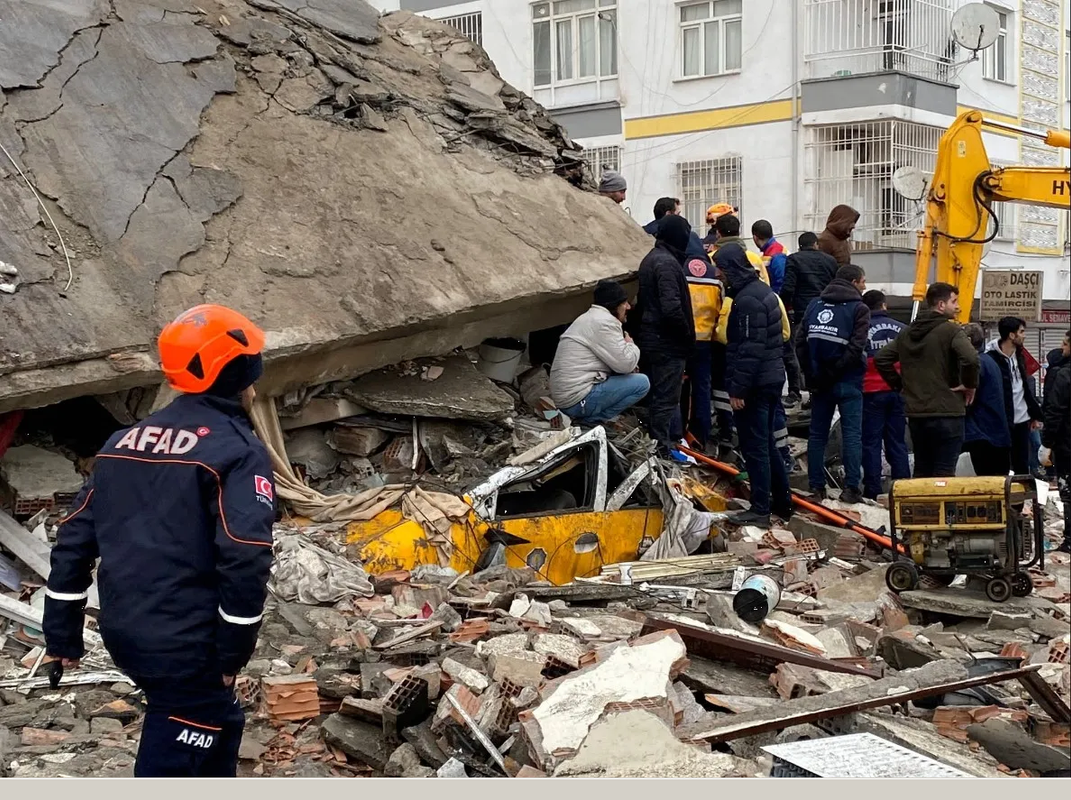Conmovedora fotografía de un padre tomando la mano de su hija fallecida en el terremoto