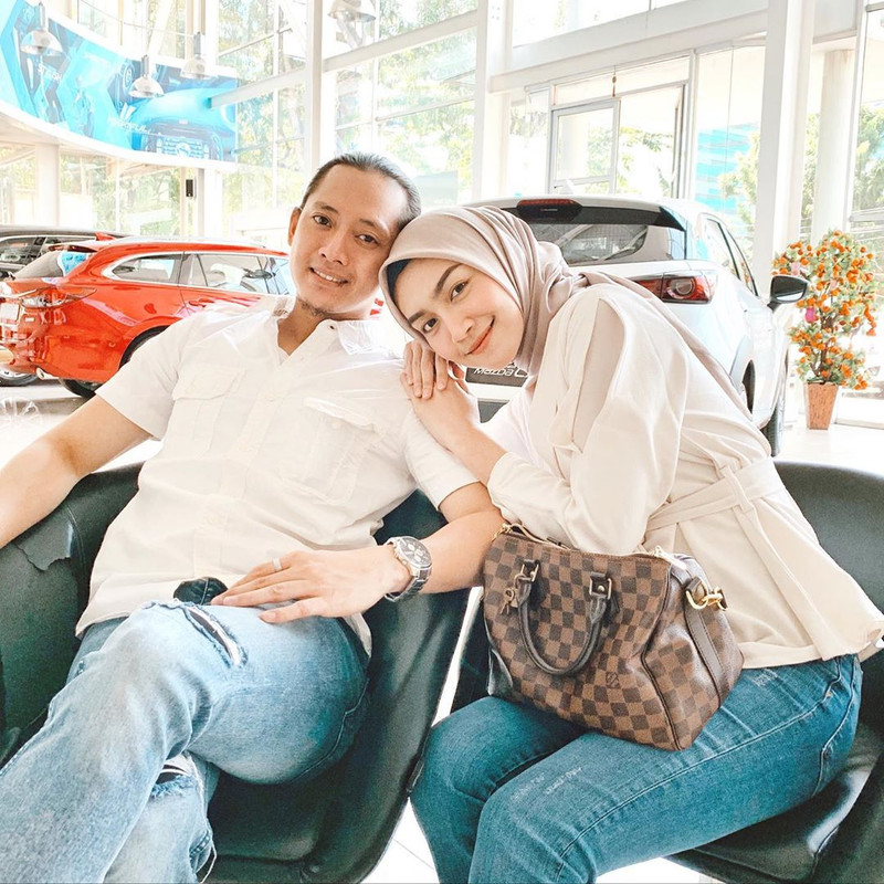 Bukan dengan sesama artis, 5 seleb ini bahagia dipinang oleh produser