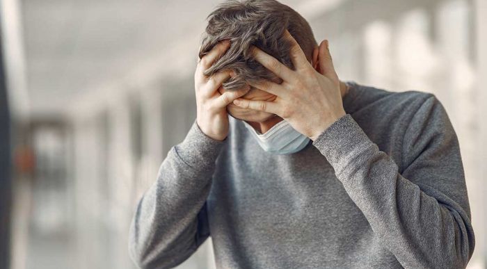 ¿Te zumban los oídos tras tener COVID-19? Podría ser una secuela del virus