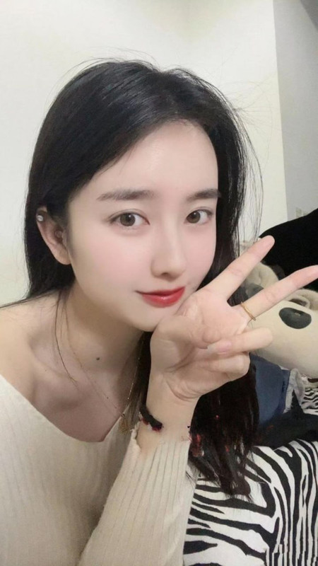 X2武汉某大学计算机学院美女辅导员徐曦，研究生毕业，小小年纪就吃上了铁饭碗，近期被学生拔出其本人早期在花椒直播平台玩擦边直播，甚至还有金主豪掷重金和她裸聊，主播ID叫曦曦宝贝呀，现在都还有相关记录。果