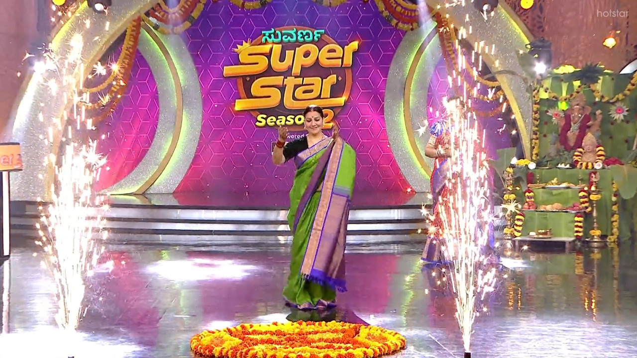 Bhavana Ramana Sexy navel slips in green saree-uploaded.mp4_snapshot_00.03.997