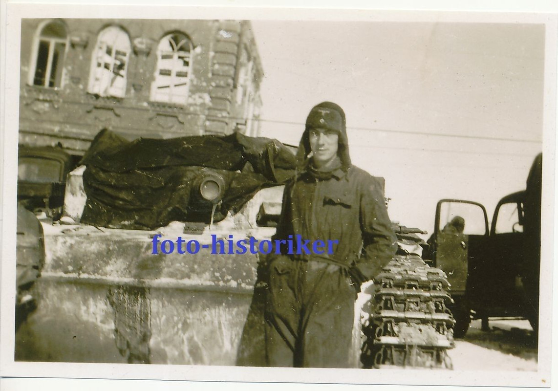 Pz Kamerad Pelzmütze Overall vor Panzer STUG III