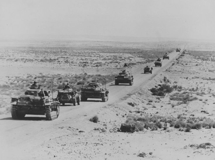 PzKpfw III de la 21 Panzer avanzando a lo largo de la costa en Cyrenaica, Marzo de 1941