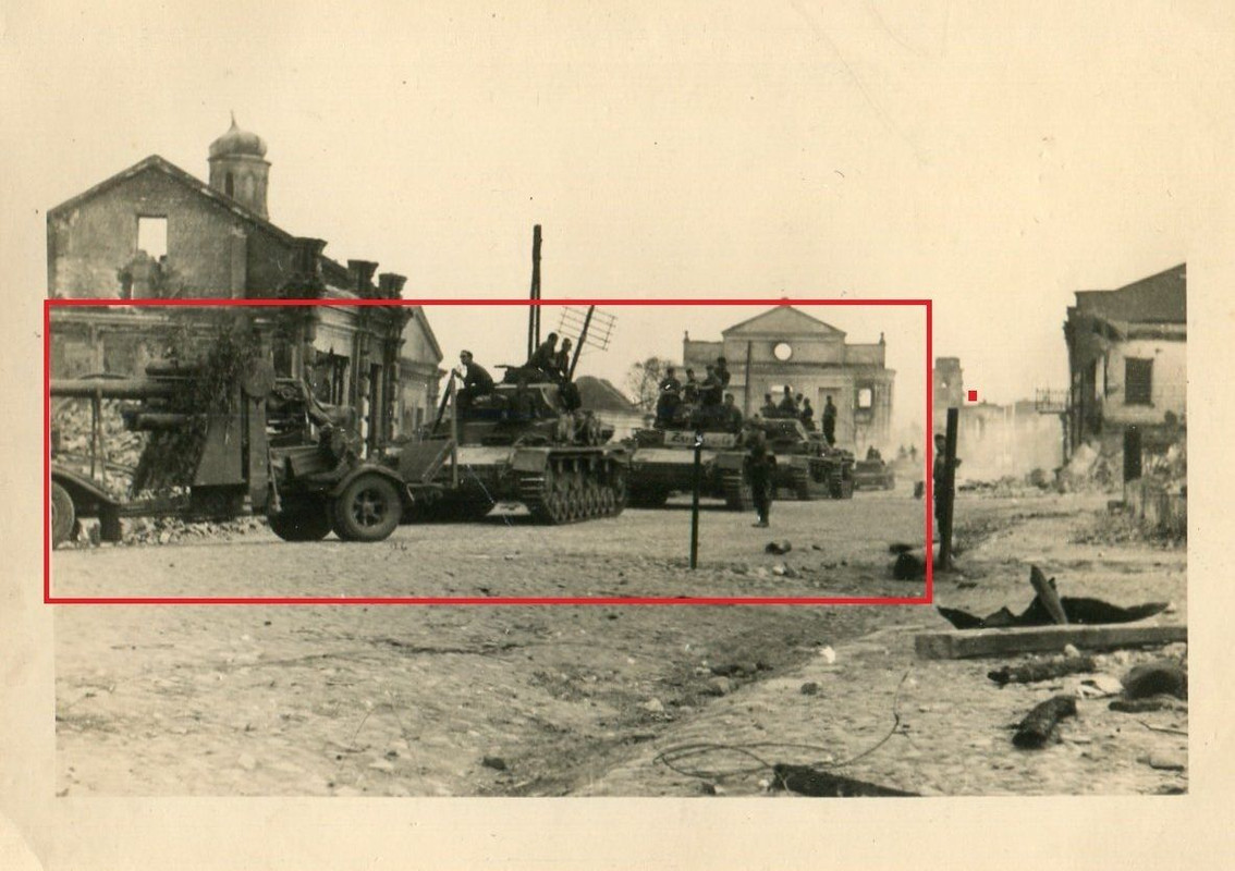 Deutsche Panzer 8,8 Geschütz fahren durch zerstö