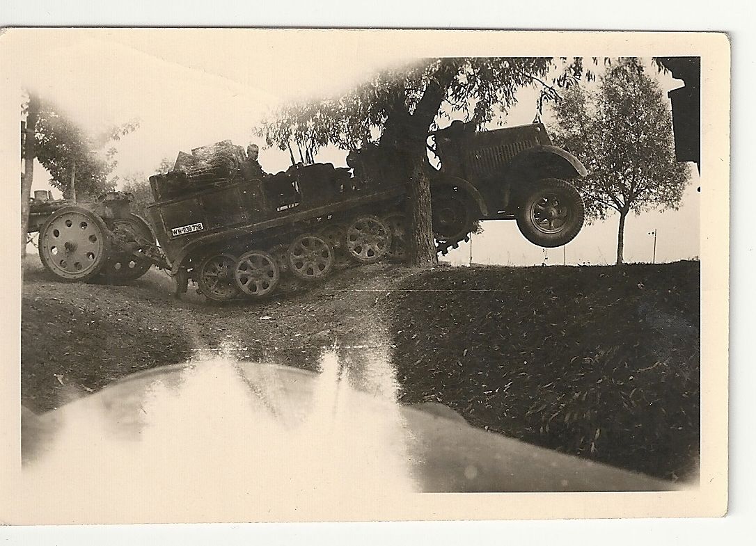 Orig.Foto Halbkette SdKfz mit Geschütz im Schwer