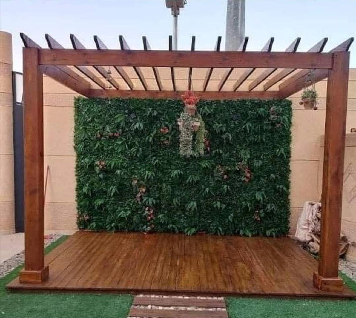 برجولة مع سقف خشبي