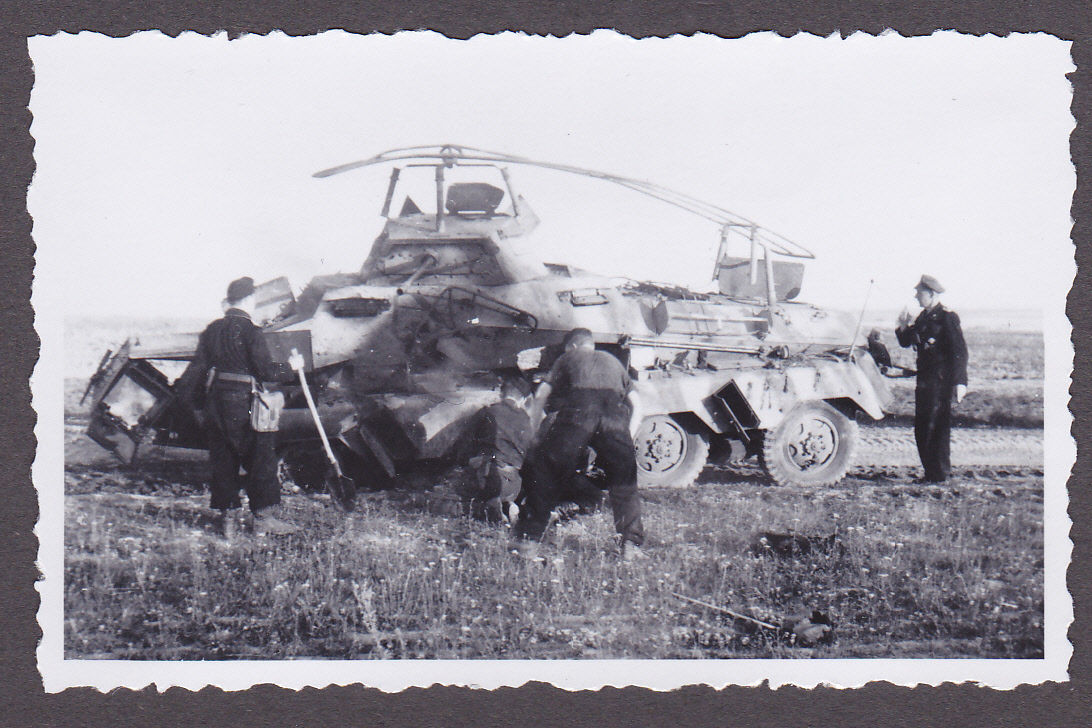 Foto 2.WK.Kameraden mit Aufklärungspanzer