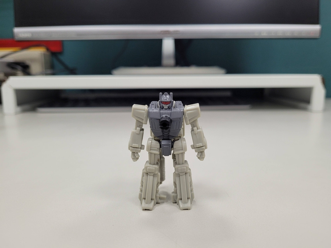 Netflix-Decepticon-Sparkless-Seeker-1