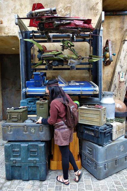 BLACK SPIRE OUTPOST MARKETPLACE, de tiendeo por Galaxy's Edge - DISNEYLAND ~ STAR WARS: GALAXY'S EDGE, LA GUIA (18)