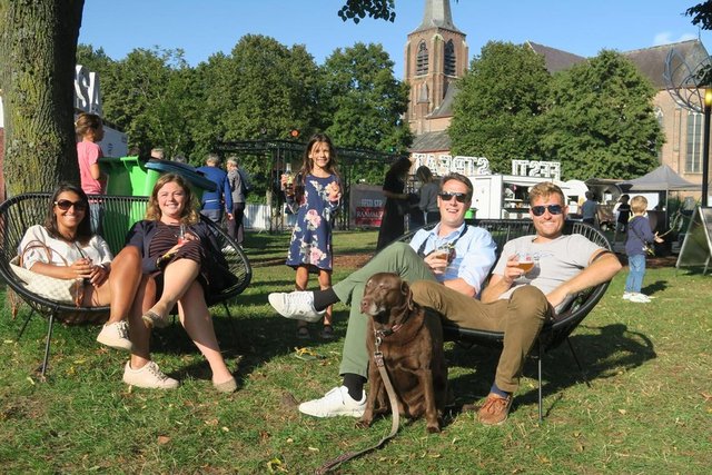 Gezelligheid-en-lekkers-op-de-eerste-Festi-Streat-onder-de-kerktoren-van-s-Gravenwezel.jpg