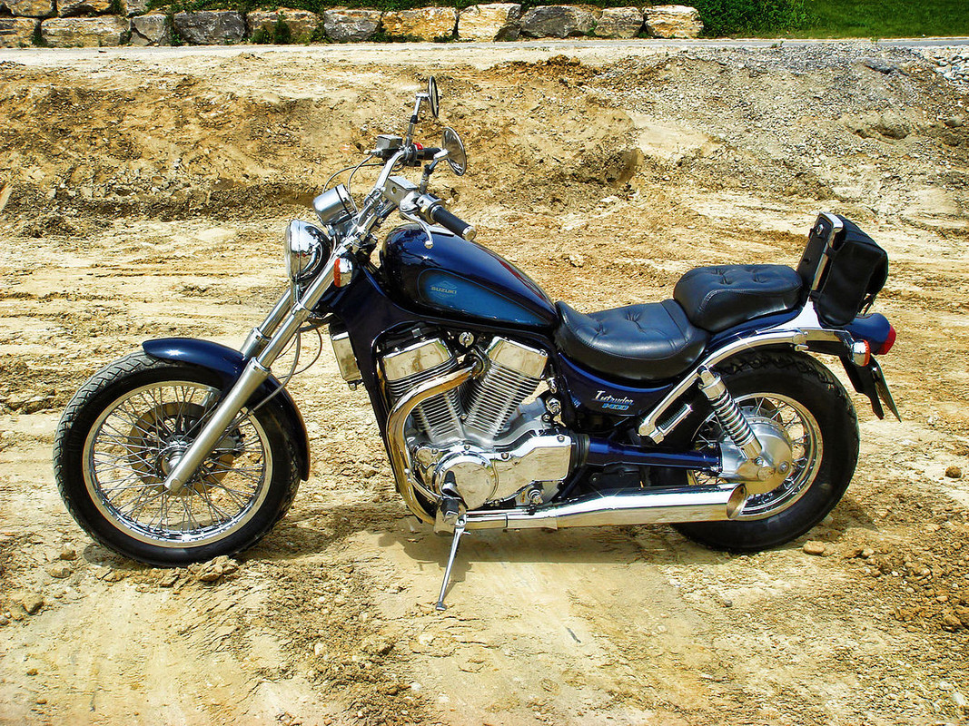 1200px-Suzuki-Intruder-VS1400-1