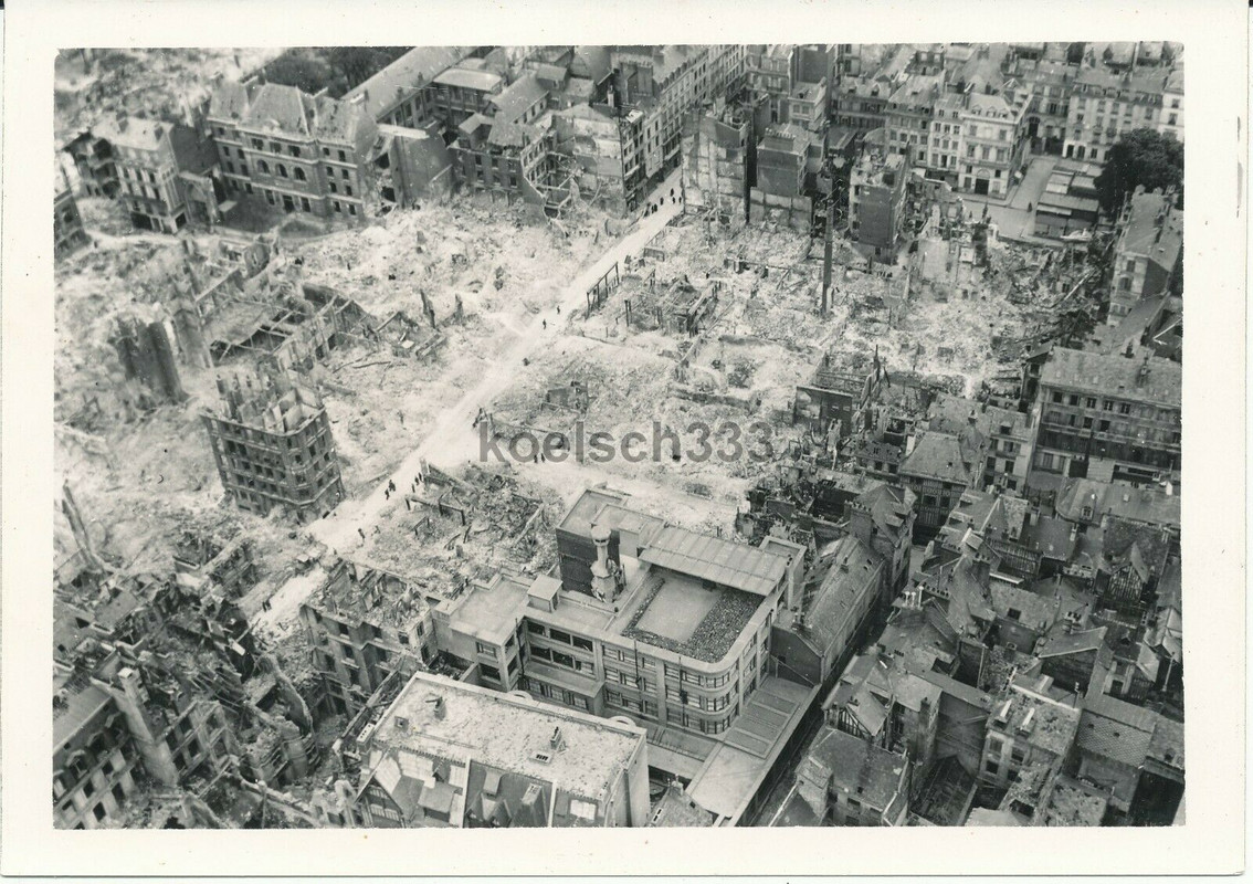 Foto Ruinen in der schwer zerstörten Stadt Rouen in Frankreich 1940a