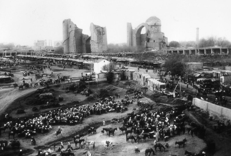 https://i.postimg.cc/NfLLtnSM/06-Plac-targowy-przed-meczetem-Bibi-Chanym-Samarkanda-002070s.jpg
