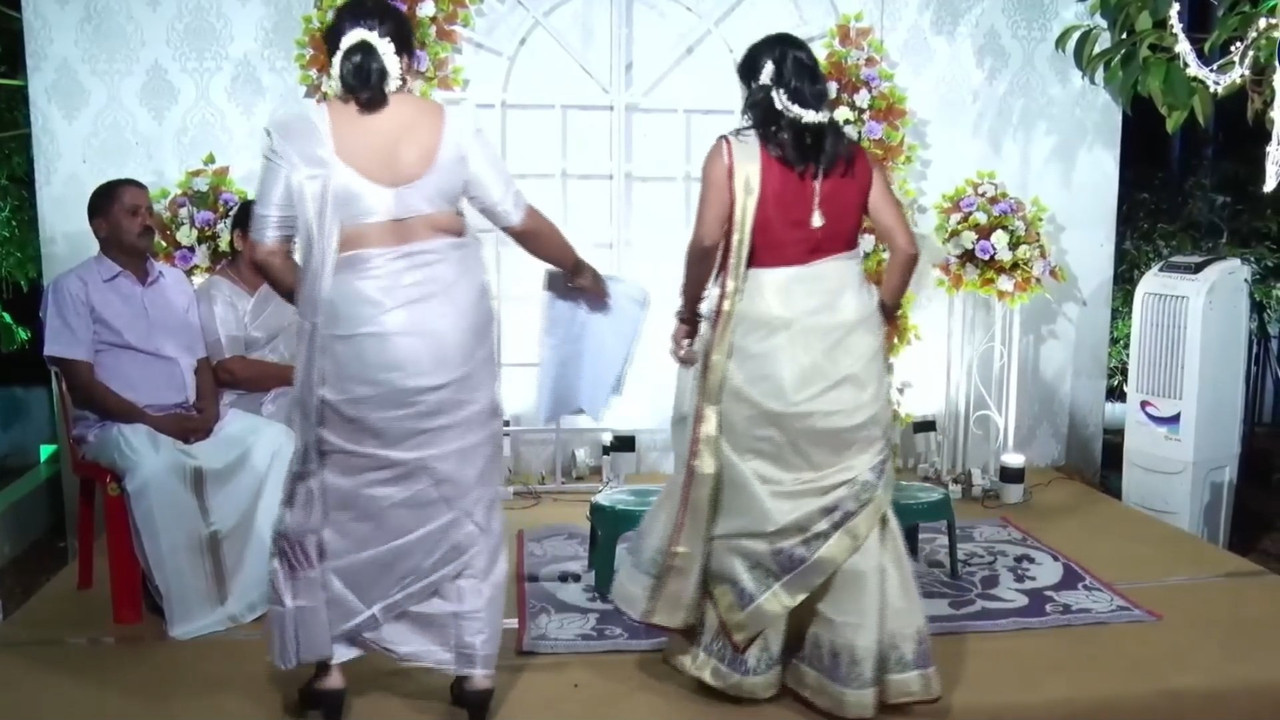 Hot fleshy Malayali aunty tummy foldand big ass in white saree.mp4_snapshot_00.03.585